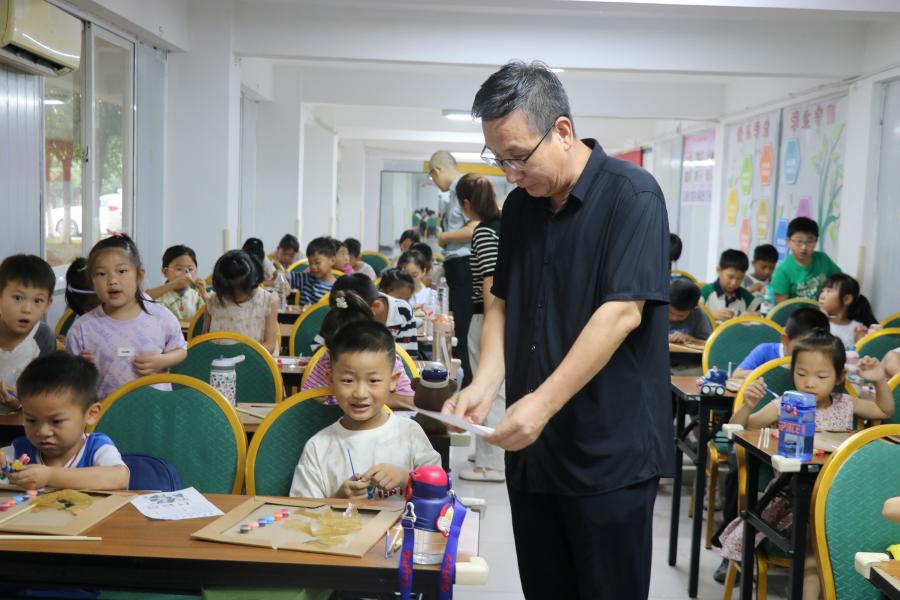 童心传承非遗 党员助力皮影艺术  - 5.jpg